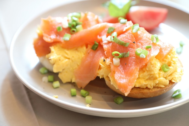 Huevos Revueltos Con Salm N Ahumado Sobre Tostadas Desayuno Foto Premium