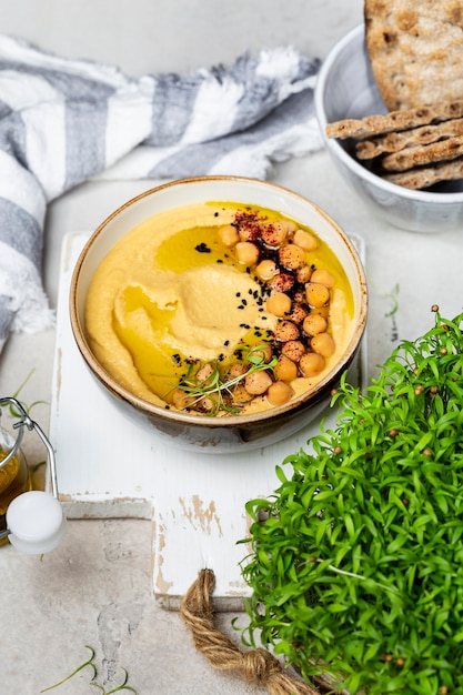 Hummus De Garbanzos Casero Tradicional Con Aceite De Oliva Foto Premium