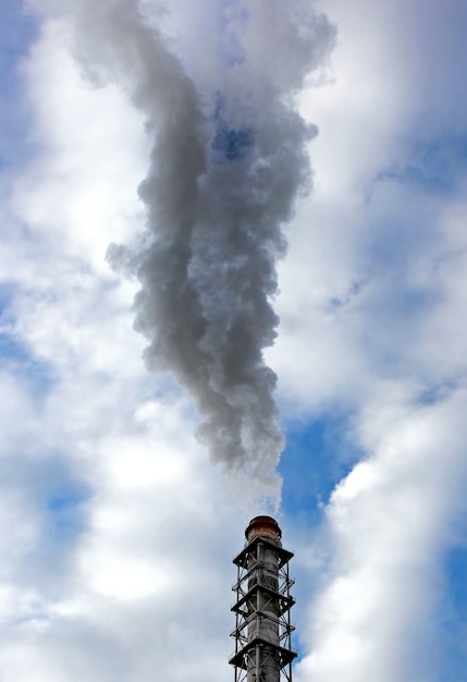 El Humo De La Chimenea De Una Empresa Industrial En El Cielo