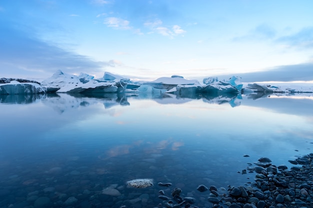 Icebergs Azules En La Laguna Glaciar Jokulsarlon Islandia Foto Premium