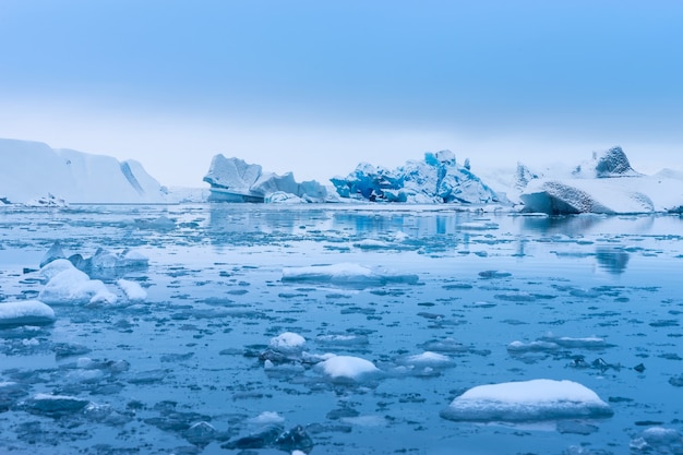 Icebergs Azules En La Laguna Glaciar Jokulsarlon Islandia Foto Premium