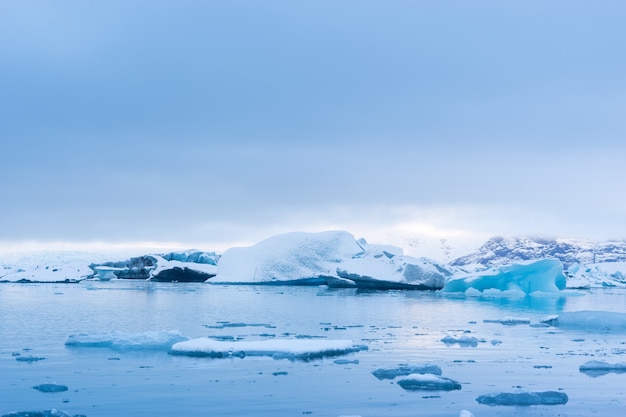 Icebergs Azules En La Laguna Glaciar Jokulsarlon Islandia Foto Premium