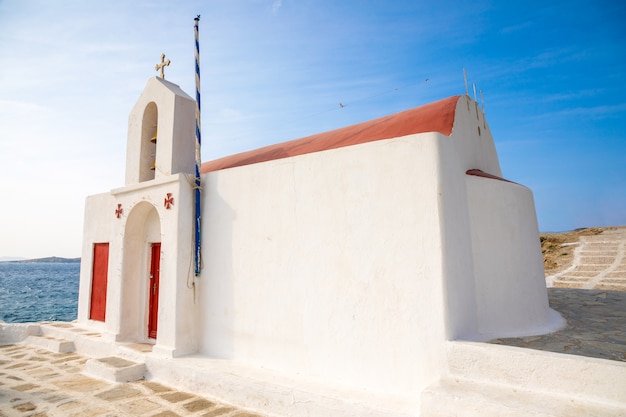 Iglesia Típica Griega Edificio Blanco Con Cúpula Roja Contra El Cielo ...