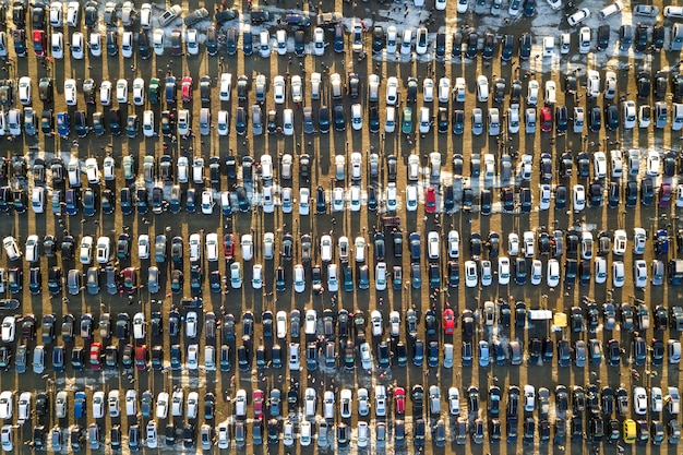 Imagen aérea de aviones no tripulados de muchos automóviles