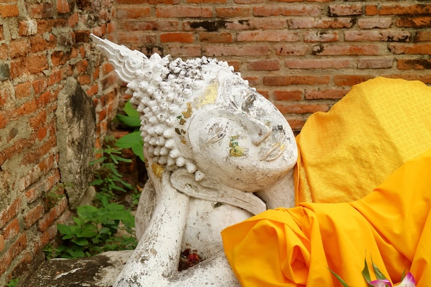 Imagen De Buda Reclinado En Frente De Stupa Ruinas Del Templo Wat Yai