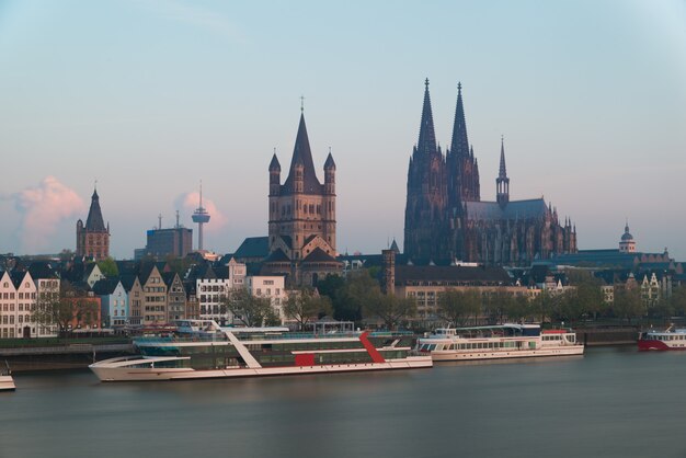 Imagen De Colonia Con La Catedral De Colonia Con El Rio Rin Durante La Hora Azul Crepuscular En Alemania Foto Premium