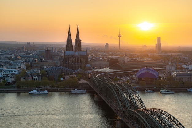 Imagen De Colonia Con La Catedral De Colonia Y El Rio Rin Durante La Puesta De Sol En Colonia Alemania Foto Premium