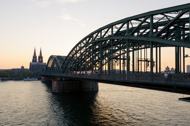 Imagen De Colonia Con La Catedral Y El Ferrocarril De Colonia Durante Puesta Del Sol En Alemania Foto Premium