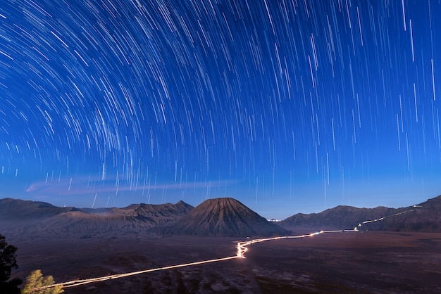 Imagen de larga exposición que muestra senderos de estrellas sobre el