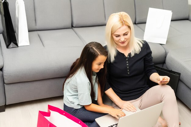 Imagen De Madre E Hijo Felices Con Computadora Portátil Compras En Línea Foto Premium 