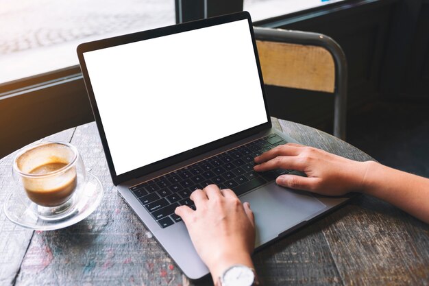 Imagen De Maqueta De Una Mujer Usando Y Escribiendo En El Teclado De