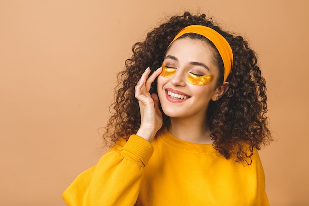 La Imagen De La Mujer Rizada Hermosa Pura Joven Aislada Sobre Fondo Beige Cuida Su Piel Con