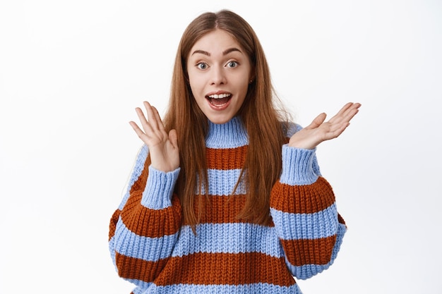 Imagen De Una Mujer Sorprendida Jadeando Y Mirando Emocionada Mirando