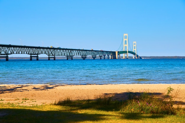 Imagen Del Puente Colgante Gigante Sobre El Lago Michigan Con Olas