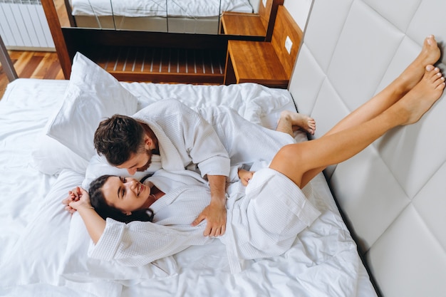 Imagen Que Muestra La Feliz Pareja Descansando En La Habitación Del