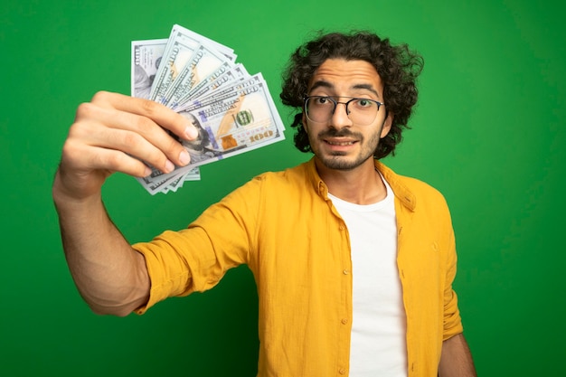 Impresionado Joven Apuesto Hombre Cauc Sico Con Gafas Estirando Dinero