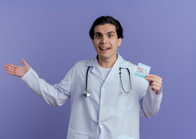 Impresionado joven médico vistiendo bata médica y un estetoscopio