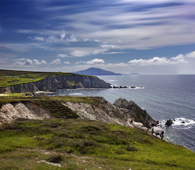 Impresionante escena de la isla achill junto al mar en un día nublado ...