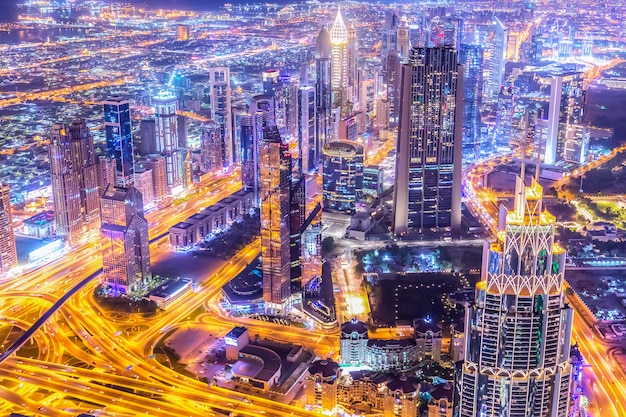 Impresionante Paisaje Urbano Aerea Con Rascacielos Iluminados Centro De Dubai En La Noche Emiratos Arabes Unidos Foto Premium