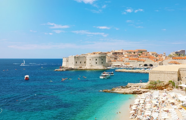 Increible Vista Panoramica Del Antiguo Puerto De Dubrovnik Con Fortificaciones Medievales En El Mar Adriatico Y La Playa De Banje Croacia Europa Foto Premium