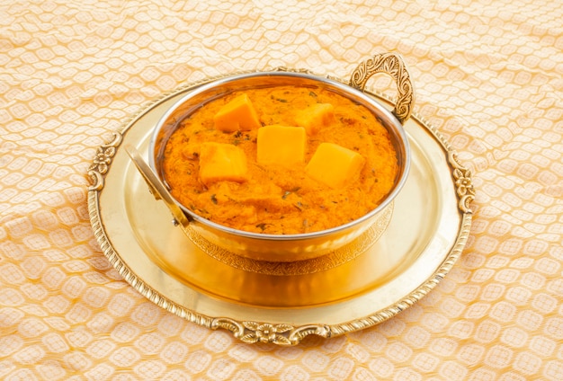 Indio popular cocina vegetariana queso mantequilla masala Foto Premium