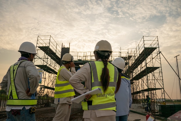 Ingeniero De Construccin En Obra Foto Premium