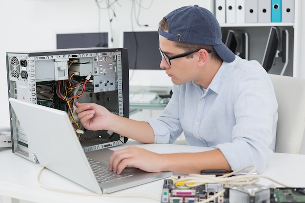 Ingeniero Informático Trabajando En Consola Rota Con Laptop | Foto Premium