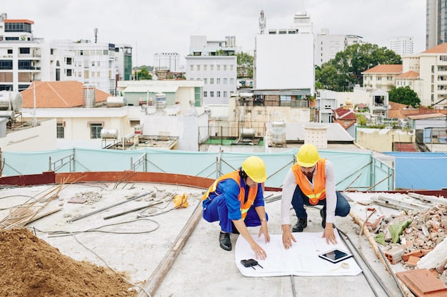 Ingenieros En Cascos Discutiendo Anteproyecto Cuando Se Trabaja En Un