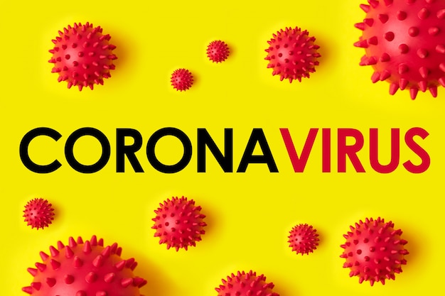 Inscripción coronavirus sobre fondo amarillo. la organización mundial de la salud (oms) introdujo un nuevo nombre para la enfermedad del virus chino 2020 llamada: covid-19 sars, coronaviridae, sars-cov, sarscov, mers-cov Foto Premium 