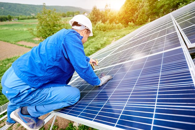 Instalación de un sistema de paneles fotovoltaicos solares autónomos