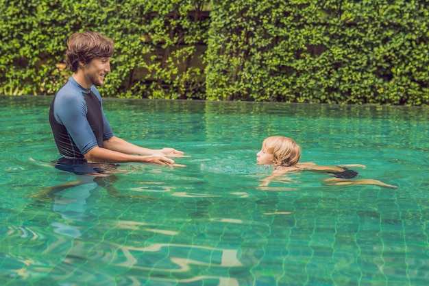 Instructor Masculino De Natación Para Niños Enseña A Un Niño Feliz A