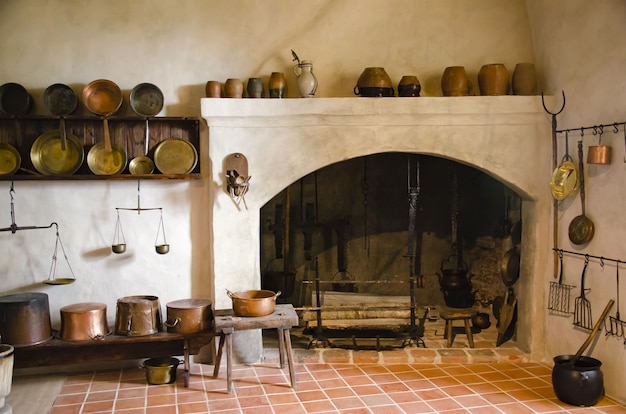 Interior De Un Antiguo Castillo Con Chimenea Y Cocina Foto Premium