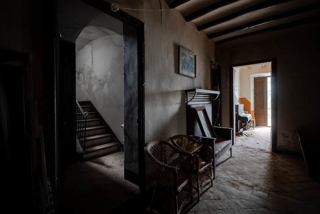 Interior De Una Casa Oscura Y Abandonada Foto Premium