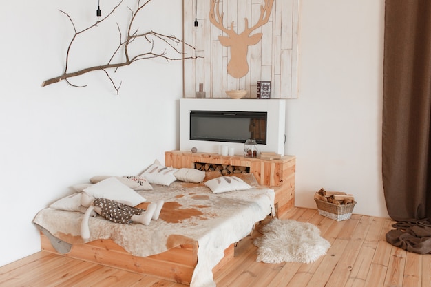 Interior de dormitorio de casa de caza. suelo y cama de madera rústica