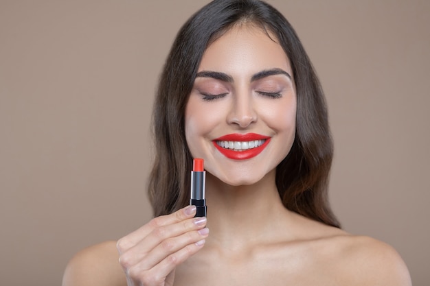 Intuición mujer alegre sonriente con los ojos cerrados con los hombros