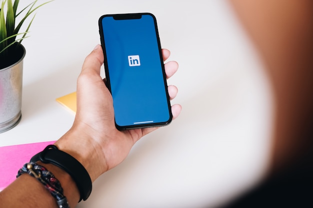 Un iphone xs con la aplicación linkedin en la pantalla. linkedin es una aplicación para compartir fotos para teléfonos inteligentes. Foto Premium