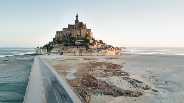 Isla de mareas de le mont saint michel en el hermoso crepúsculo al