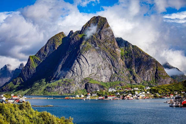 Las Islas Lofoten Son Un Archipiélago En El Condado De Nordland, Noruega. Es Conocido Por Un ...