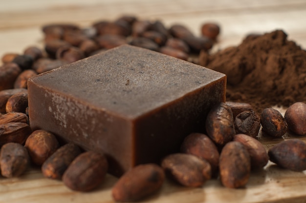 Jabón de chocolate con cacao en grano. | Foto Premium
