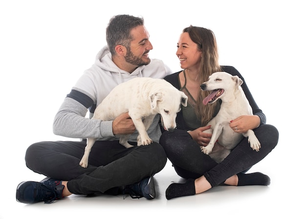 Jack Russel Terriers Y Pareja Delante De Un Fondo Blanco Foto Premium