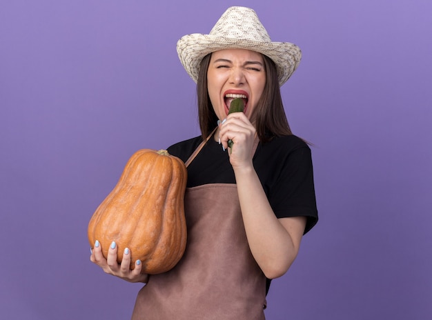 Jardinero femenino bastante caucásico disgustado con sombrero de