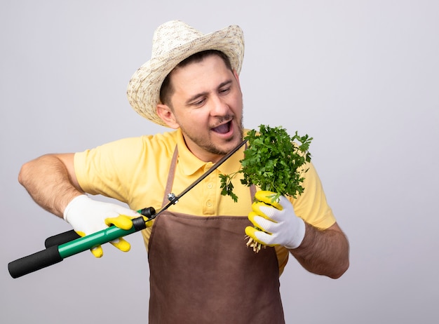 Jardinero Joven Alegre Hombre Vestido Con Mono Y Sombrero En Guantes De