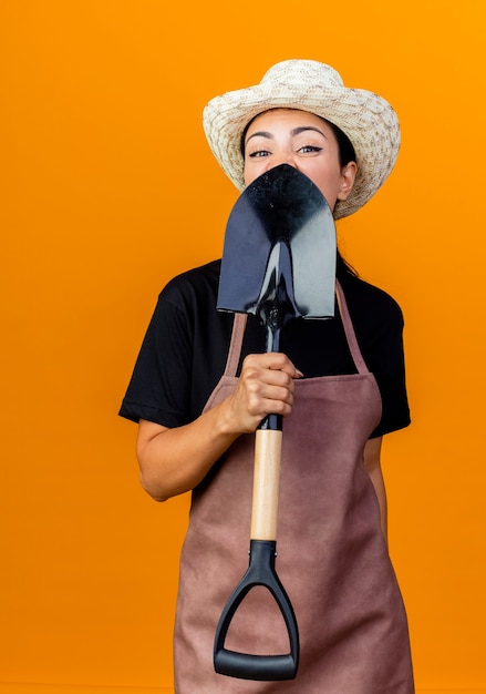 Jardinero De Mujer Hermosa Joven En Delantal Y Sombrero Sosteniendo La