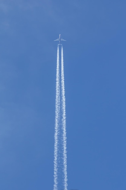 Jet Est Volando En El Cielo Azul Tiro Vertical Foto Premium