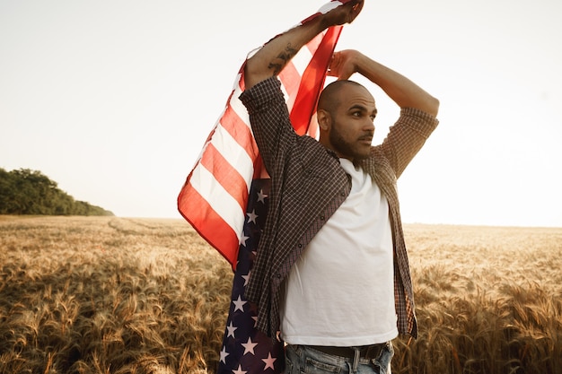 Joven Afroamericano Sosteniendo La Bandera Nacional De Estados Unidos A