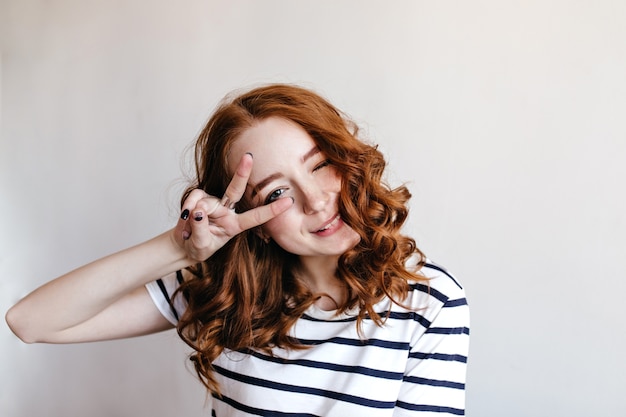 Joven Alegre Con Piel Pálida Y Cabello Rojo Posando Con El Signo De La Paz Increíble Chica En 