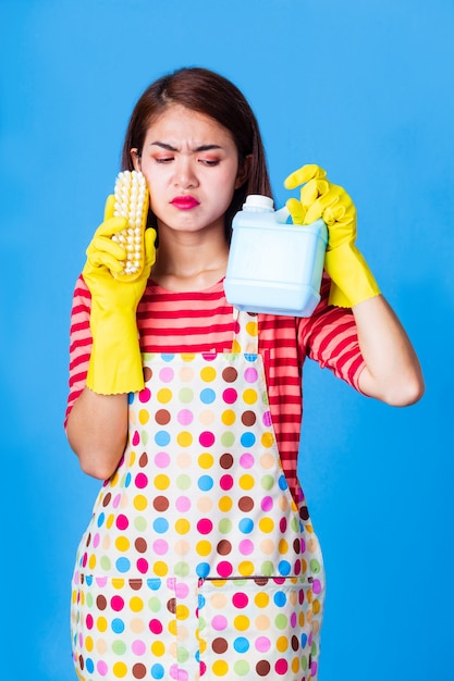 Joven Ama De Casa Femenina Con Productos De Limpieza