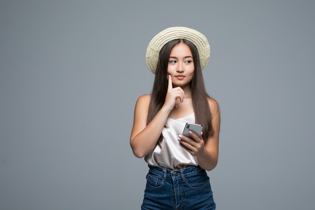 Joven Asiática Con Sombrero De Paja Usar Teléfono Sobre Fondo Gris