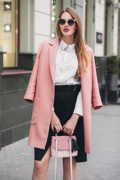 Charada Looks Para Saber Cómo Combinar Un Abrigo Rosa Pastel 