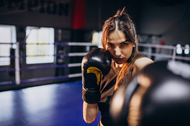 Joven boxeador entrenando en el gimnasio Foto gratis